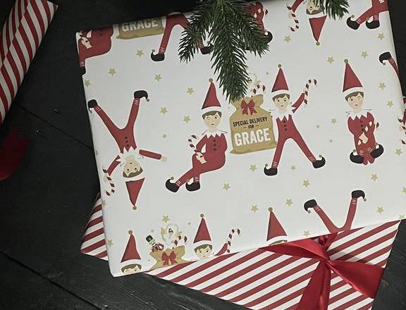 Personalisiertes Geschenkpapier des kleinen Elfs